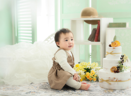 【2026年版】1歳の誕生日写真｜おしゃれな撮り方とアイデアを紹介
