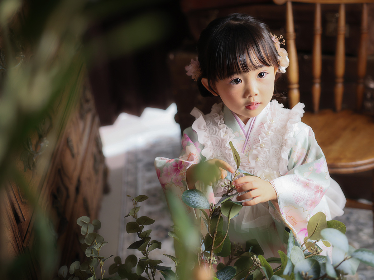 七五三の被布姿で花を持つ女の子