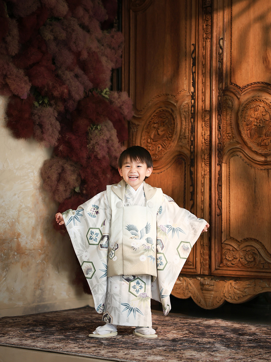 七五三の着物姿で両手を広げる男の子