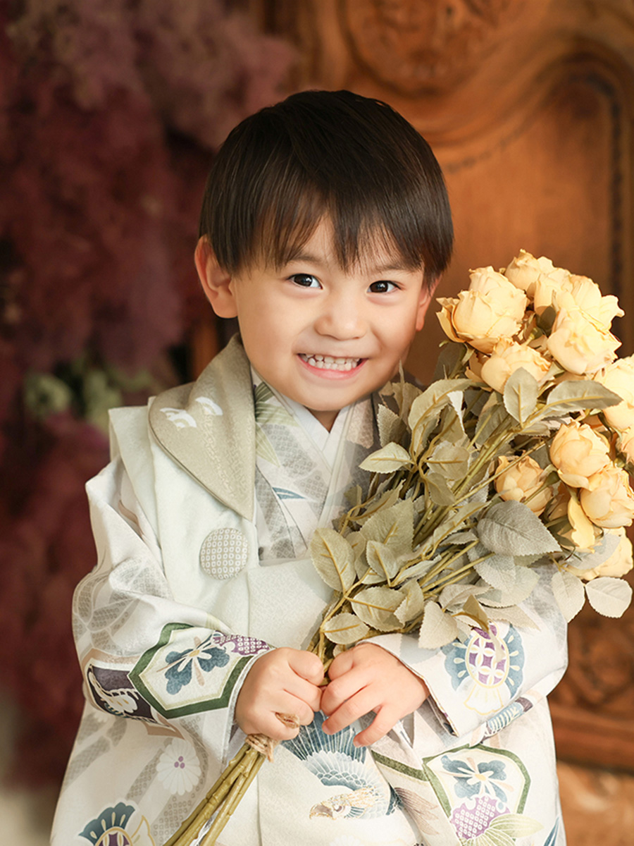 七五三の着物姿で花束を持つ男の子
