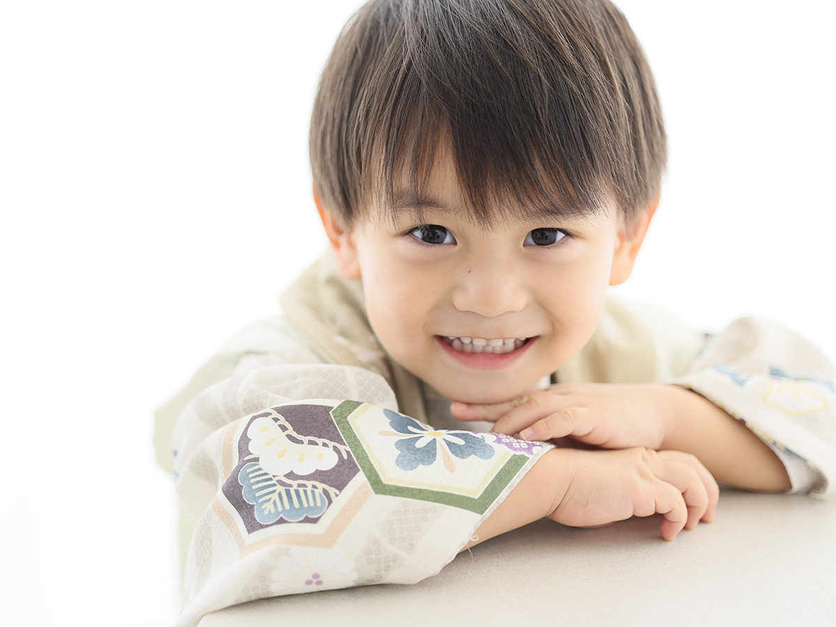 七五三の着物姿で頬杖をつく男の子
