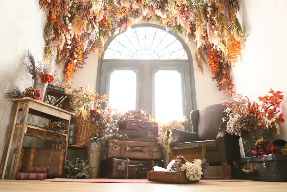 紅葉のドライフラワーとトランクを積み上げた秋のスタジオセット